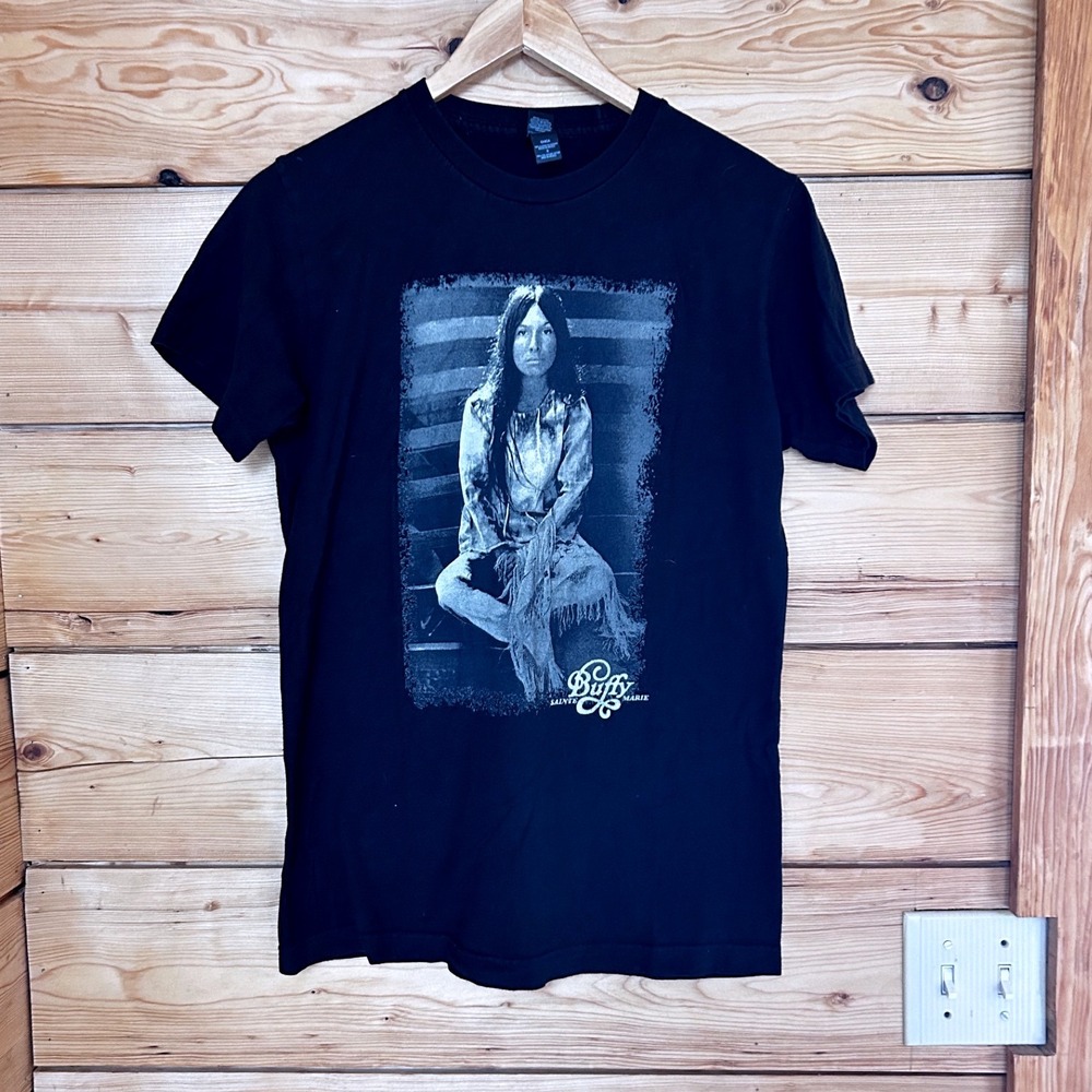 Buffy‎ Sainte-Marie Graphic Tee Unisex Small Black Portrait Folk Music M&O Fine